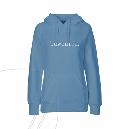 Vorderseite eines blauen Hoodies mit Kapuze, Kängurutasche und minimalistischem "bawearia"-Schriftzug mittig auf der Brust