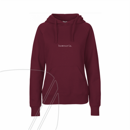Vorderseite eines bordeaux Hoodies mit Kapuze, Kängurutasche und minimalistischem "bawearia"-Schriftzug mittig auf der Brust