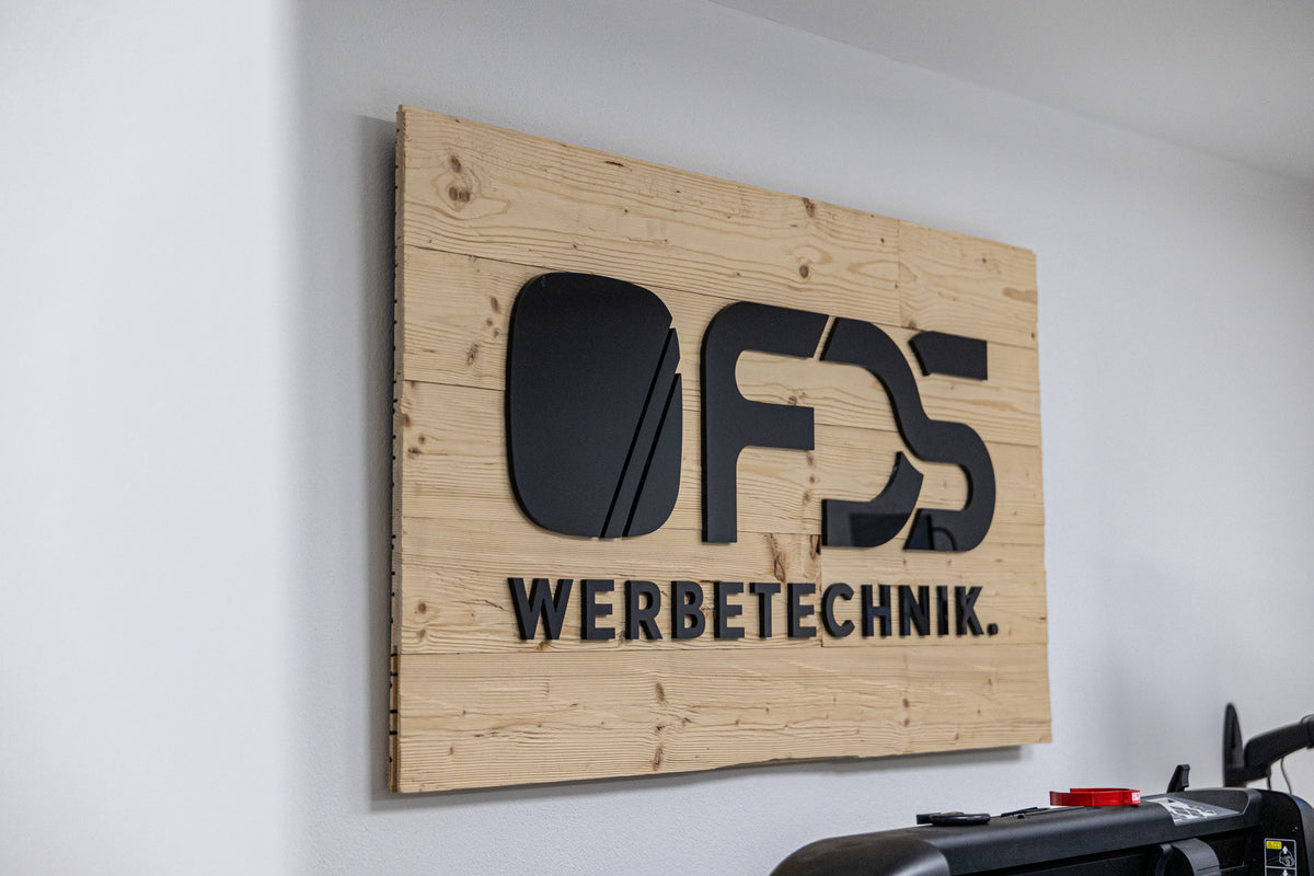 Holzbrett mit FDS Werbetechnik Aufschrift