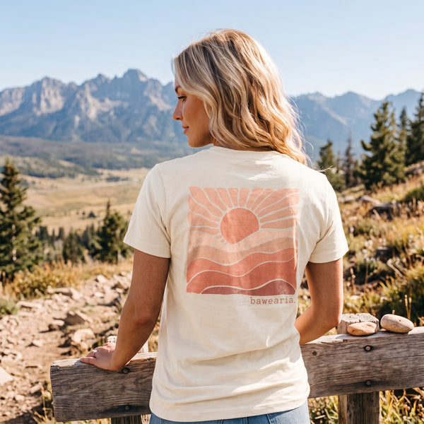 Frau im bawearia. Damen T-Shirt mit Sonnenmotiv „Heimatglut“