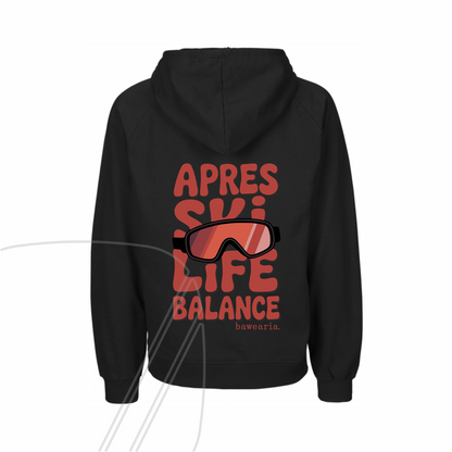 Rückansicht eines schwarz bawearia Hoodies mit dem großen roten Rückenprint "APRES SKI LIFE BALANCE" und Skibrillen-Motiv.