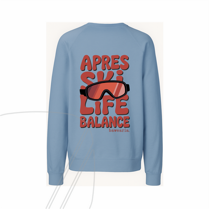 Rückansicht eines blau bawearia Sweatshirts mit dem großen roten Rückenprint "APRES SKI LIFE BALANCE" und Skibrillen-Motiv.