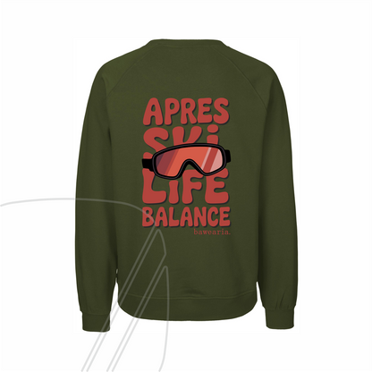 Rückansicht eines grün bawearia Sweatshirts mit dem großen roten Rückenprint "APRES SKI LIFE BALANCE" und Skibrillen-Motiv.