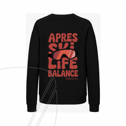Rückansicht eines schwarzen bawearia Sweatshirts mit dem großen roten Rückenprint "APRES SKI LIFE BALANCE" und Skibrillen-Motiv.