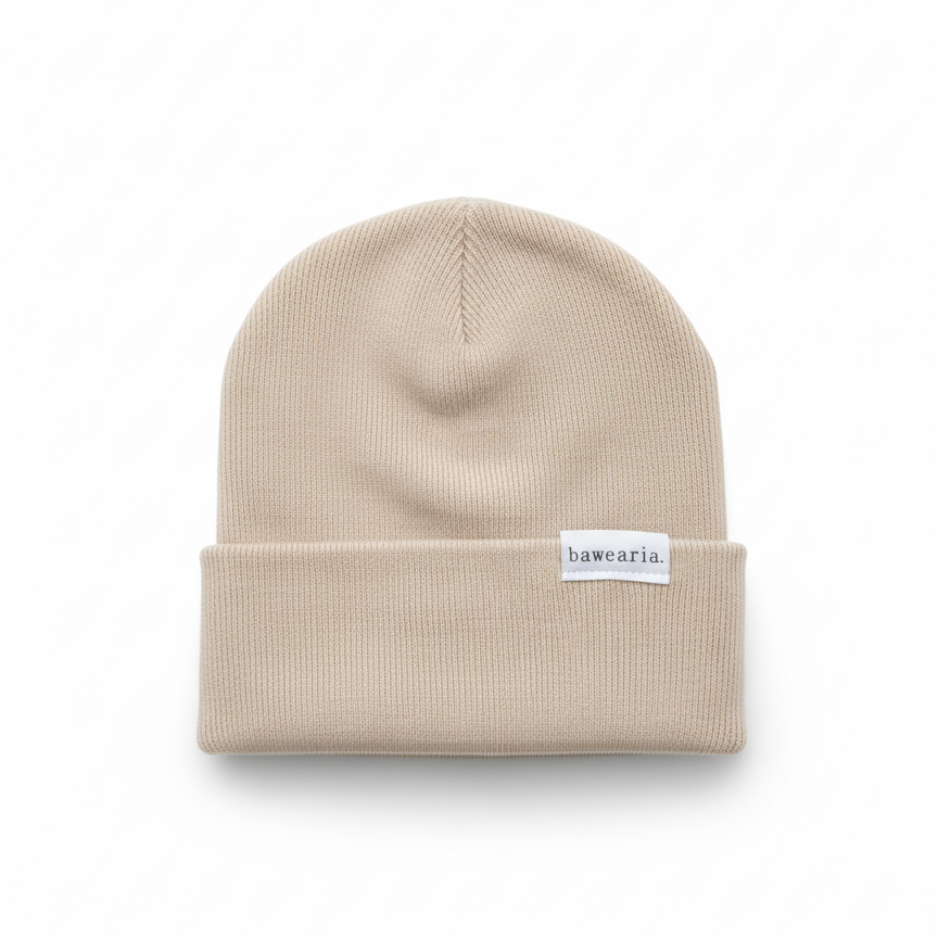 Produktansicht einer almond bawearia Strickmütze mit weißem Logo-Label am Umschlag.