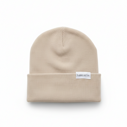 Produktansicht einer almond bawearia Strickmütze mit weißem Logo-Label am Umschlag.