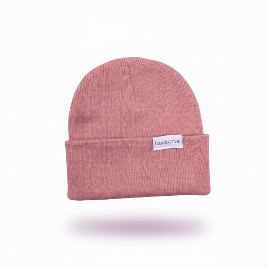 Produktansicht einer altrosa bawearia Strickmütze mit weißem Logo-Label am Umschlag.