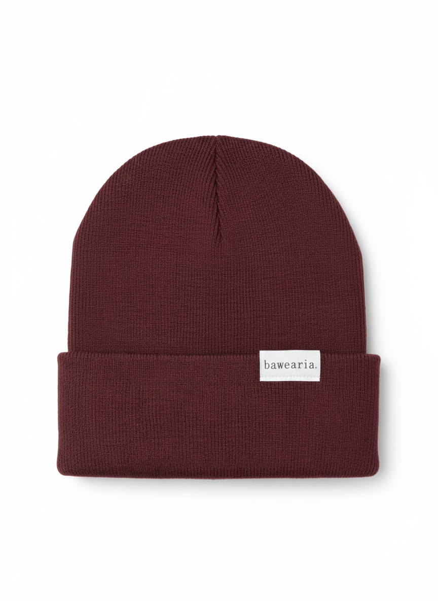 Produktansicht einer burgundy bawearia Strickmütze mit weißem Logo-Label am Umschlag.