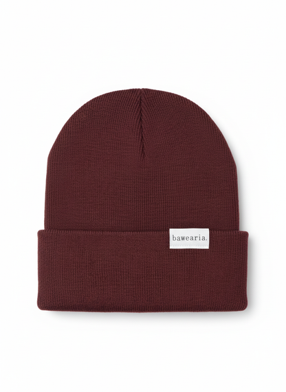 Produktansicht einer burgundy bawearia Strickmütze mit weißem Logo-Label am Umschlag.