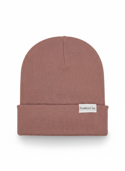 Produktansicht einer dusty purple bawearia Strickmütze mit weißem Logo-Label am Umschlag.