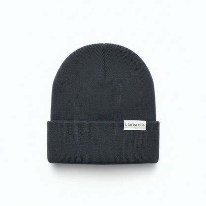 Produktansicht einer french-navy bawearia Strickmütze mit weißem Logo-Label am Umschlag.