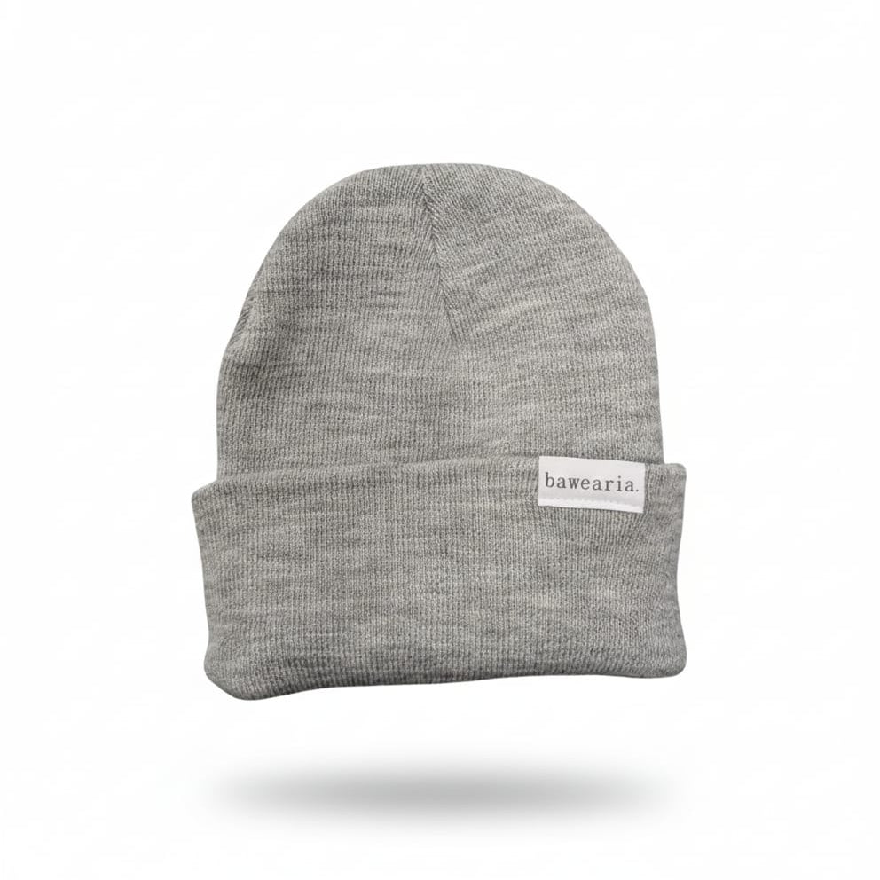 Produktansicht einer grauen bawearia Strickmütze mit weißem Logo-Label am Umschlag.