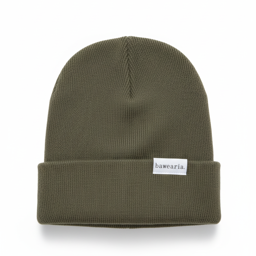 Produktansicht einer moosgrün bawearia Strickmütze mit weißem Logo-Label am Umschlag.