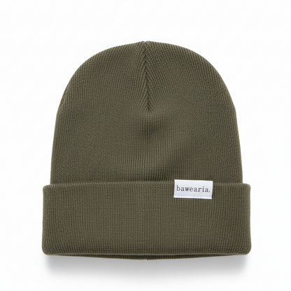 Produktansicht einer moosgrün bawearia Strickmütze mit weißem Logo-Label am Umschlag.