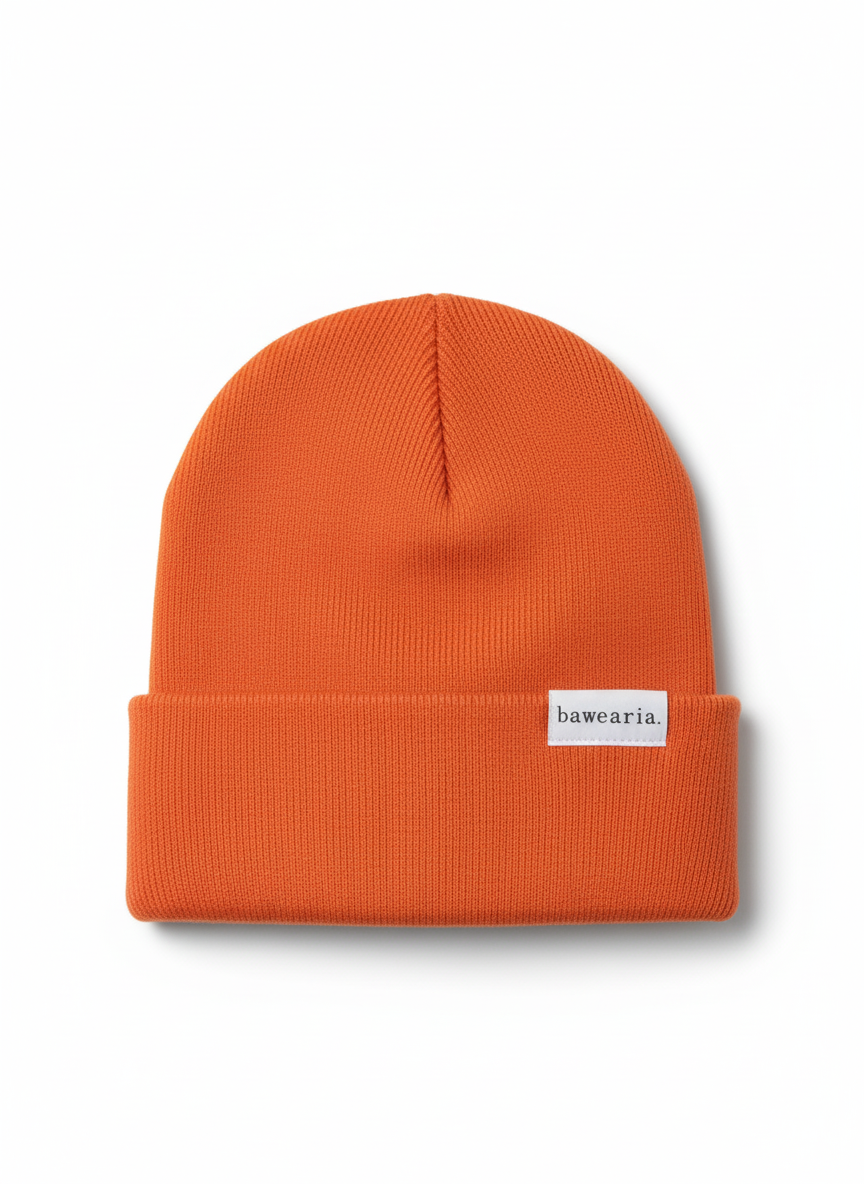 Produktansicht einer orangen bawearia Strickmütze mit weißem Logo-Label am Umschlag.