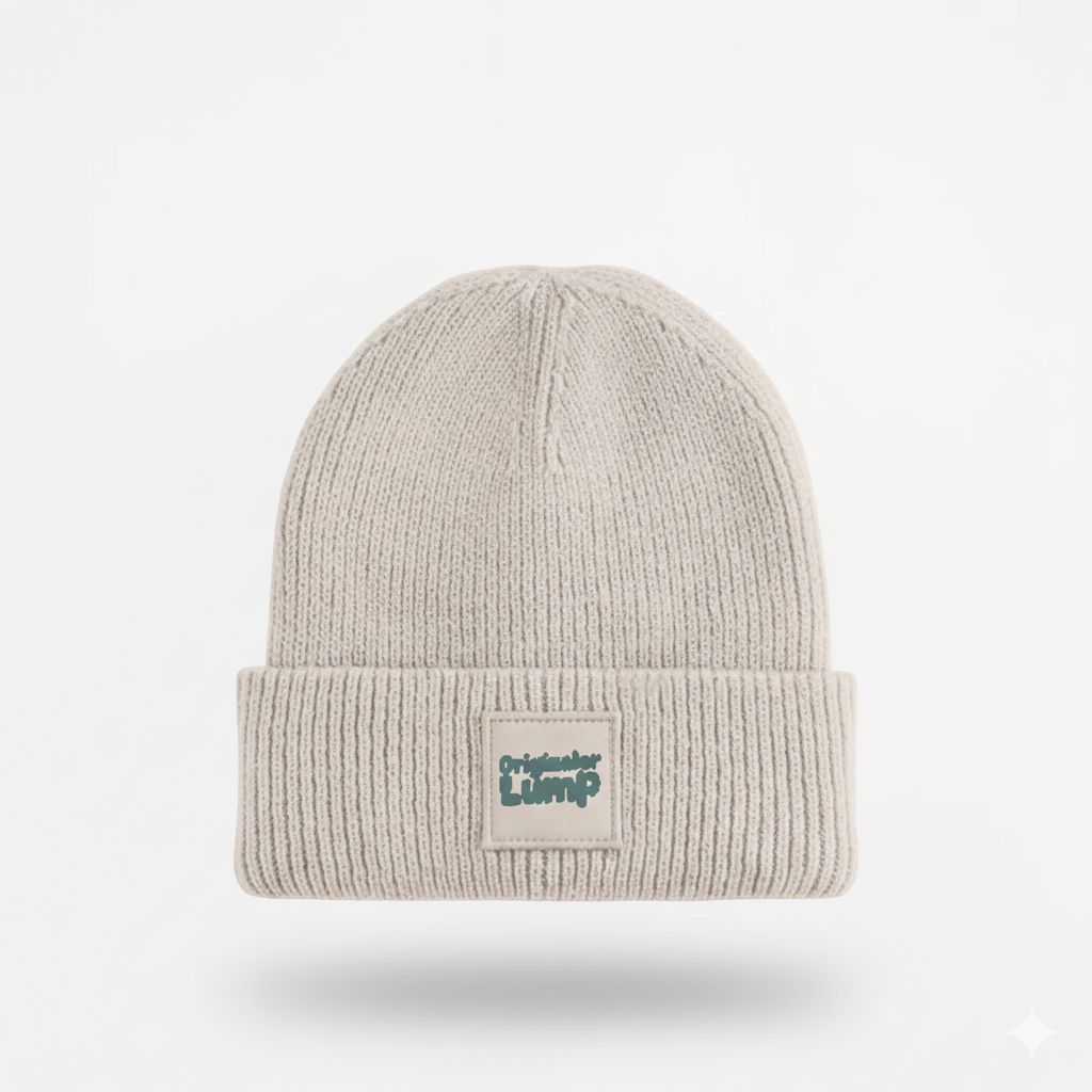 Produktansicht einer beigen bawearia Strickmütze für Kinder mit dem grünen Aufnäher "Originaler Lump" auf dem Umschlag.