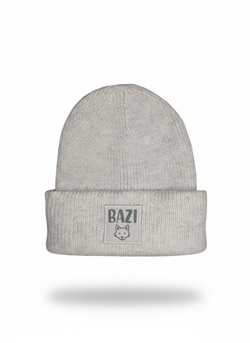 Produktansicht einer grauen bawearia Strickmütze für Kinder mit dem Aufnäher "BAZI" und Fuchs-Motiv auf dem Umschlag.