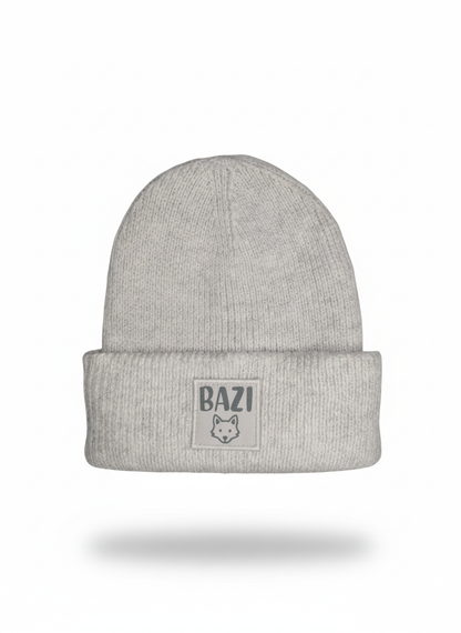 Produktansicht einer grauen bawearia Strickmütze für Kinder mit dem Aufnäher "BAZI" und Fuchs-Motiv auf dem Umschlag.
