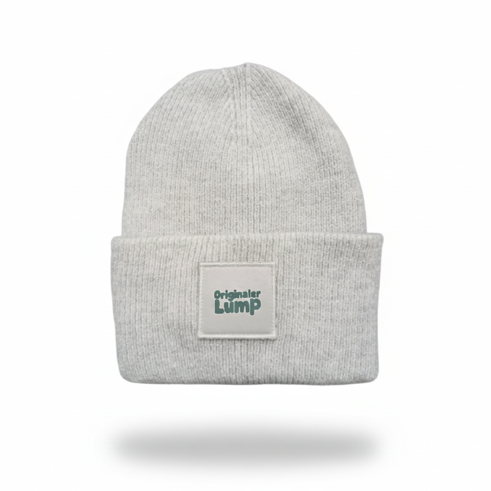 Produktansicht einer grauen bawearia Strickmütze für Kinder mit dem grünen Aufnäher "Originaler Lump" auf dem Umschlag.