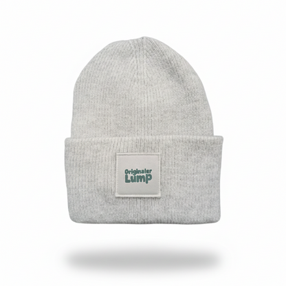 Produktansicht einer grauen bawearia Strickmütze für Kinder mit dem grünen Aufnäher "Originaler Lump" auf dem Umschlag.