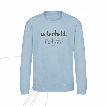 Vorderseite eines blauen Kinder-Sweatshirts mit dem Schriftzug "ackerheld." und minimalistischen Symbolen von Landmaschinen (Traktor, Mähdrescher) auf der Brust