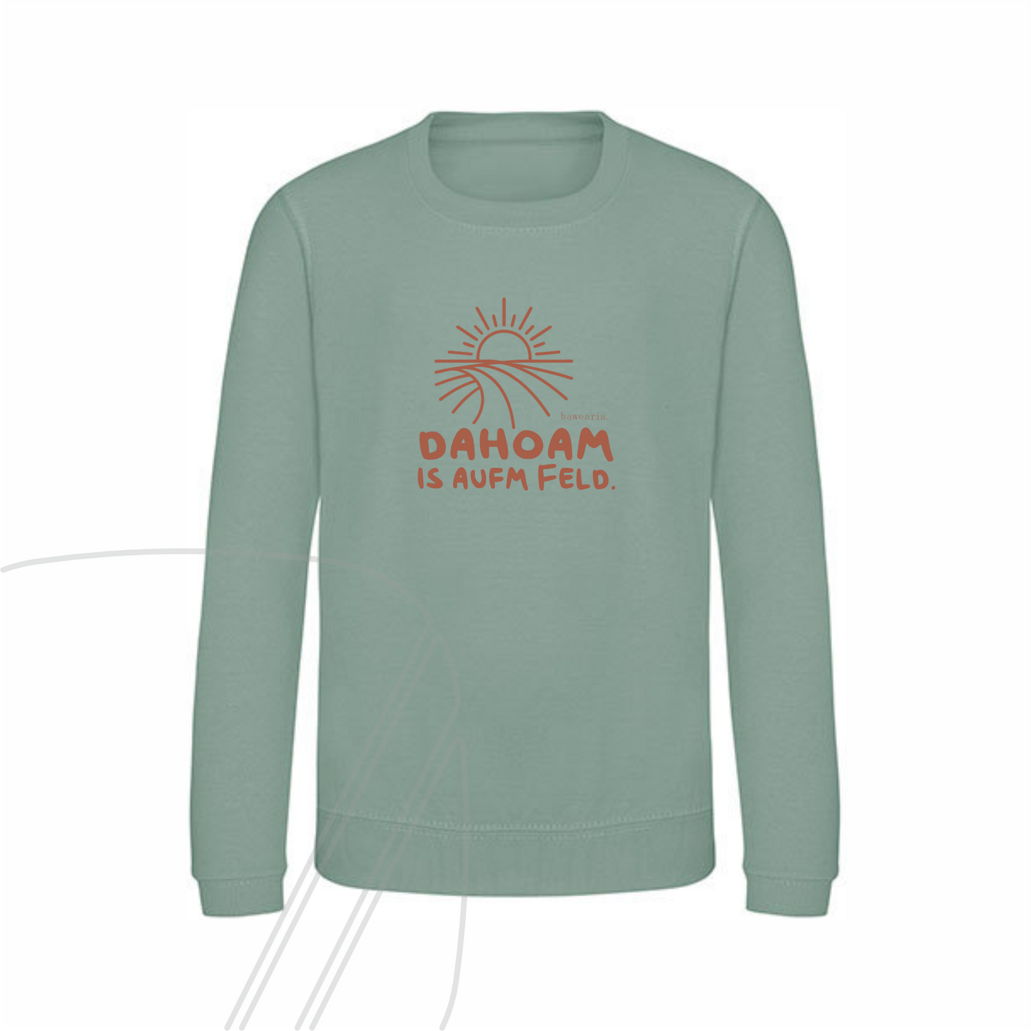 Vorderseite eines grünen Kinder-Sweatshirts mit dem orangefarbenen Spruch "DAHOAM IS AUFM FELD." und einer Feld-Grafik mit Sonne