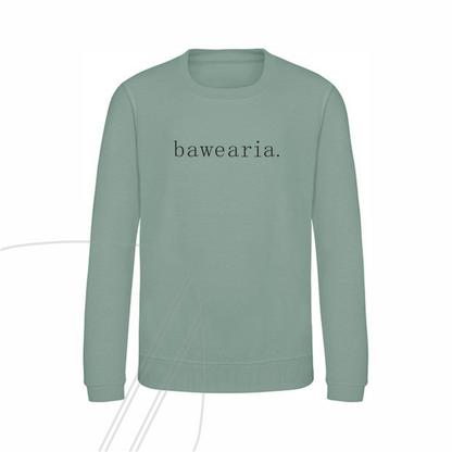 Vorderseite eines grünen Kinder-Sweatshirts mit dem minimalistischen Schriftzug "bawearia." mittig auf der Brust
