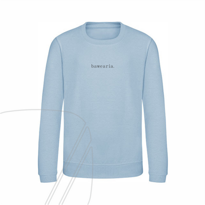 Vorderseite eines hellblauen Kinder-Sweatshirts mit dem minimalistischen Schriftzug "bawearia." mittig auf der Brust