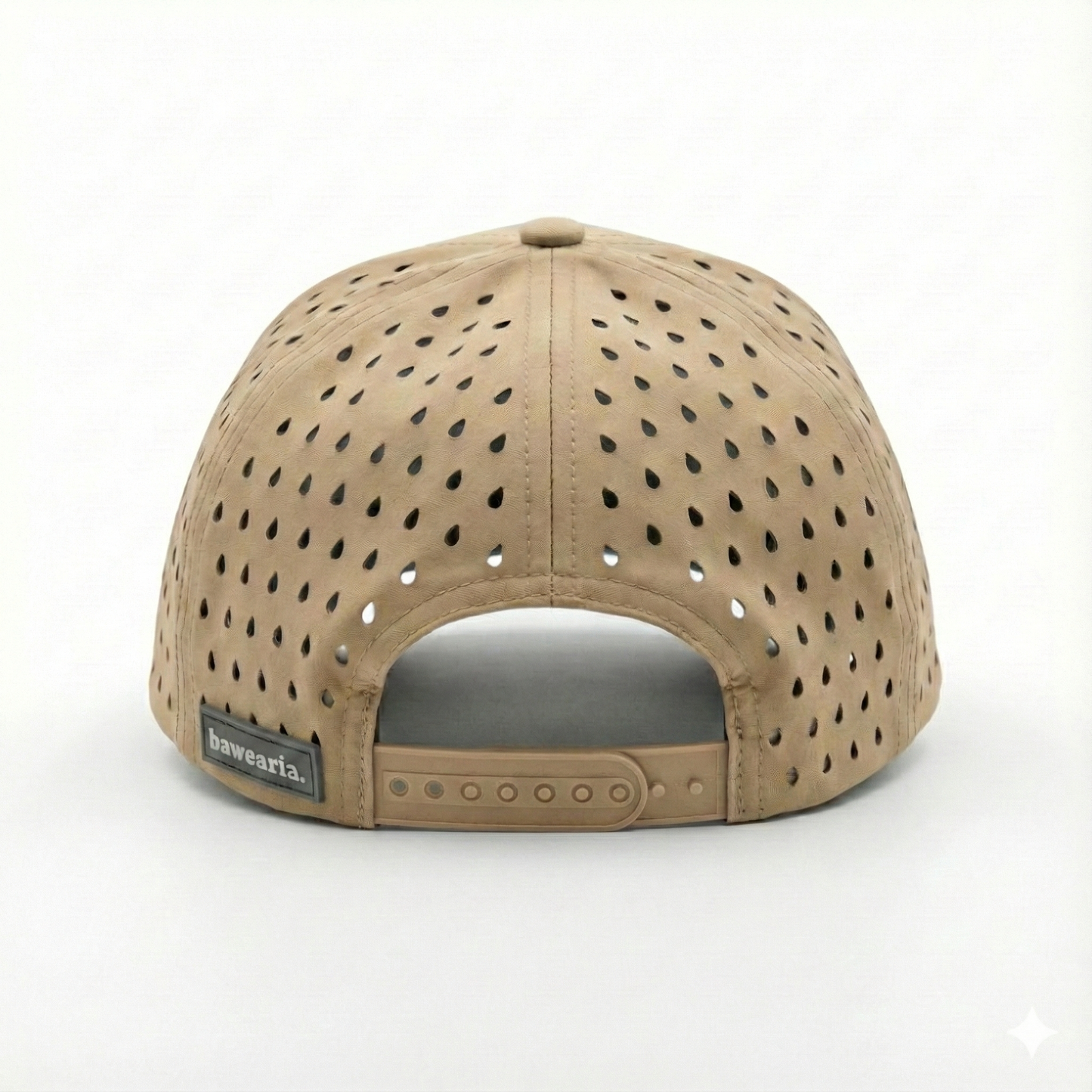 Rückansicht der beige bawearia Cap mit Snapback-Verschluss, Gummilabel und vollflächiger Perforierung für maximale Belüftung.