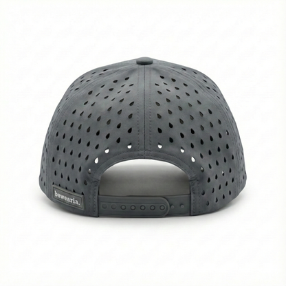 Rückansicht der grauen bawearia Cap mit Snapback-Verschluss, Gummilabel und vollflächiger Perforierung für maximale Belüftung.