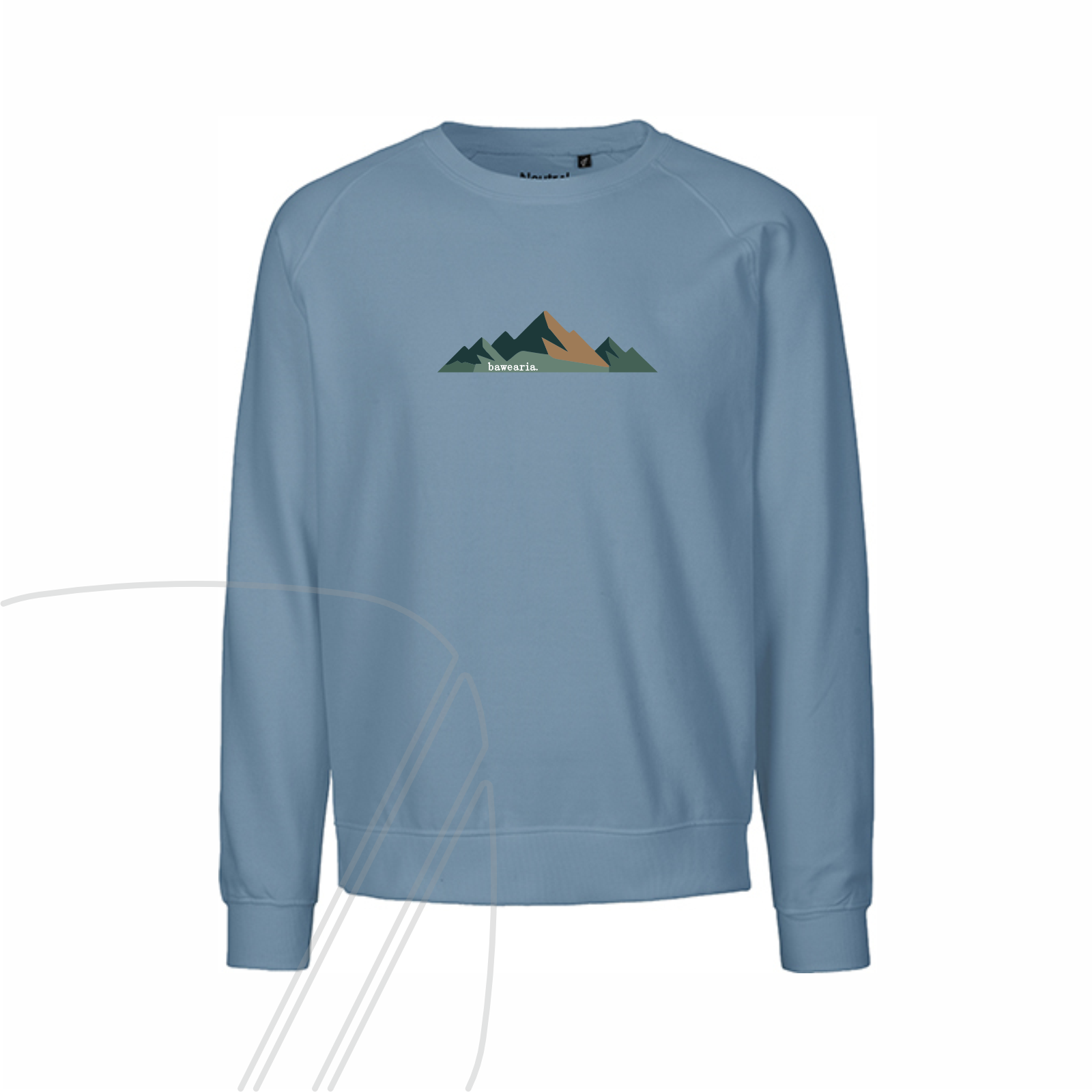 Hellblaues Sweatshirt mit einer minimalistischen Berg- und Wald-Grafik in Grün- und Brauntönen auf der Brust