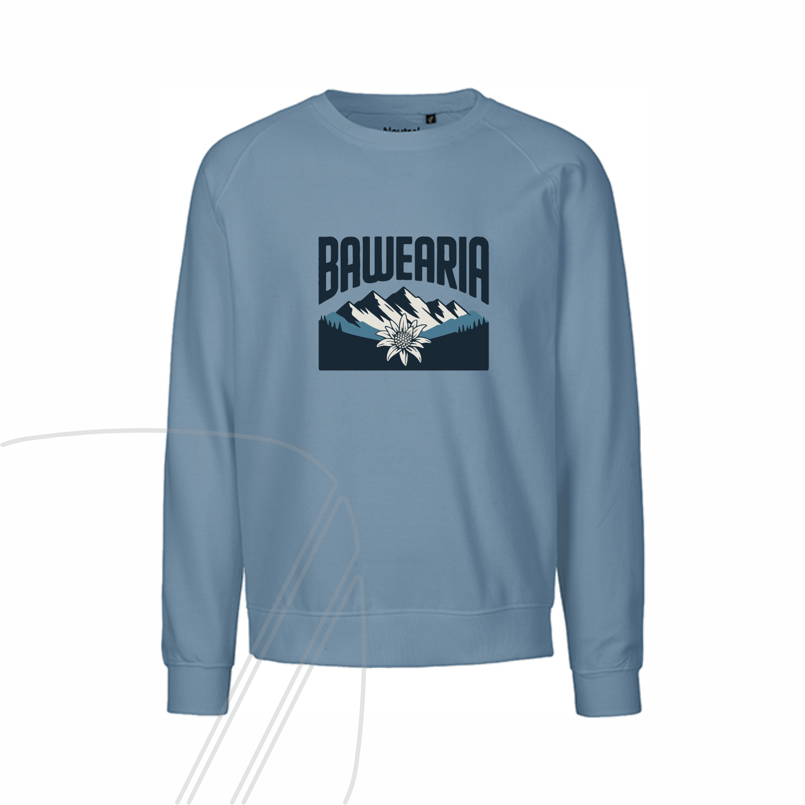 Taubenblaues Sweatshirt mit großem "BAWEARIA"-Schriftzug, Berg-Silhouette und einer Edelweiß-Illustration auf der Brust