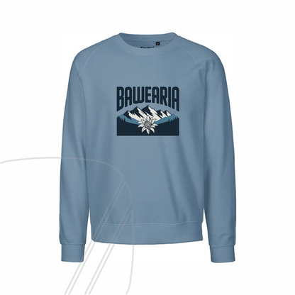 Taubenblaues Sweatshirt mit großem "BAWEARIA"-Schriftzug, Berg-Silhouette und einer Edelweiß-Illustration auf der Brust