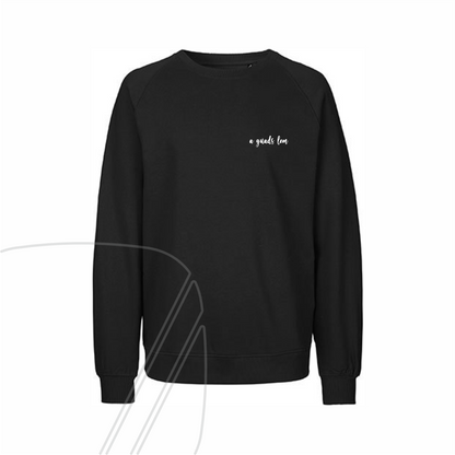 Vorderseite eines schwarzen Sweatshirts mit dem kleinen, weißen Schriftzug "a guads lem" auf der linken Brust