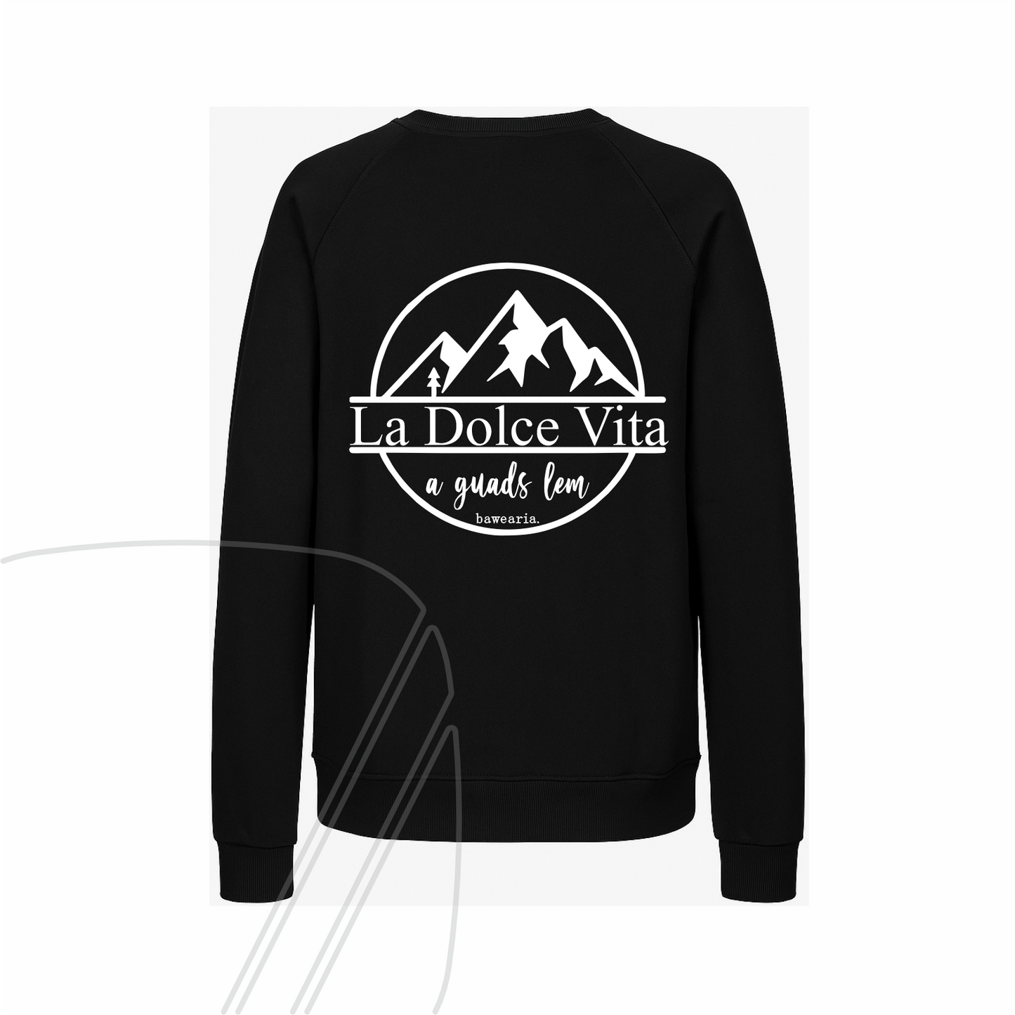 Rückseite eines schwarzen Sweatshirts mit großem, weißem Rückenprint, der eine Berg-Grafik und den Schriftzug "La Dolce Vita - a guads Lem" zeigt