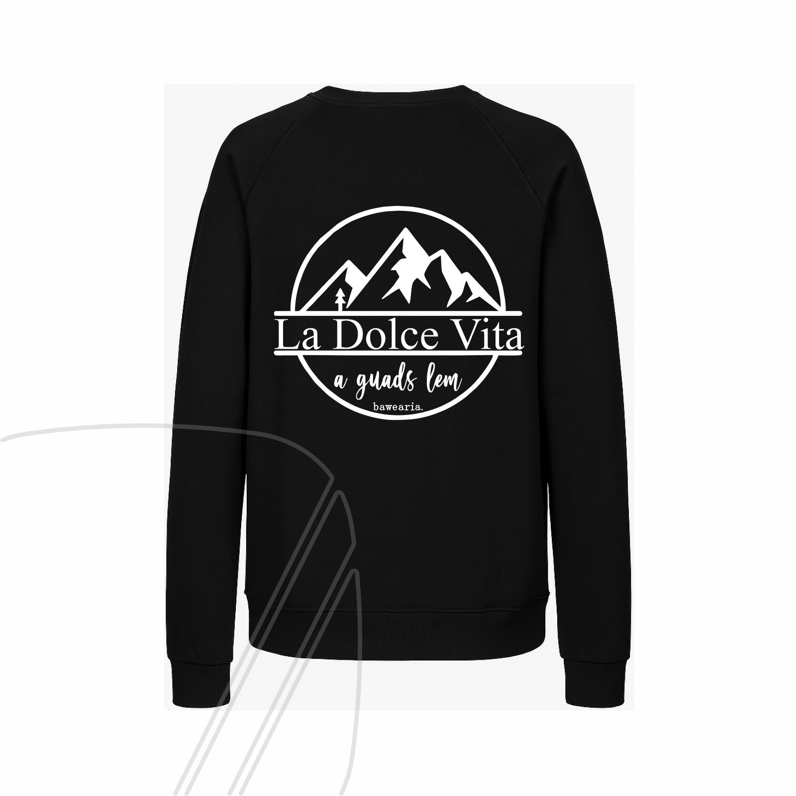 Rückseite eines schwarzen Sweatshirts mit großem, weißem Rückenprint, der eine Berg-Grafik und den Schriftzug "La Dolce Vita - a guads Lem" zeigt