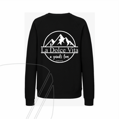 Rückseite eines schwarzen Sweatshirts mit großem, weißem Rückenprint, der eine Berg-Grafik und den Schriftzug "La Dolce Vita - a guads Lem" zeigt
