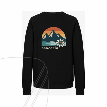 Rückseite eines schwarz Sweatshirts mit buntem Retro-Rückenprint, der eine Berglandschaft im Sonnenuntergang, ein Edelweiß und den "bawearia"-Schriftzug zeigt
