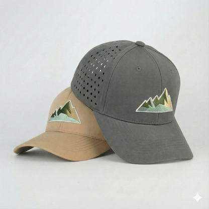 Produktansicht eines bawearia Wanderkappen-Sets in Beige und Grau mit Berg-Stickerei und atmungsaktiver Perforierung.