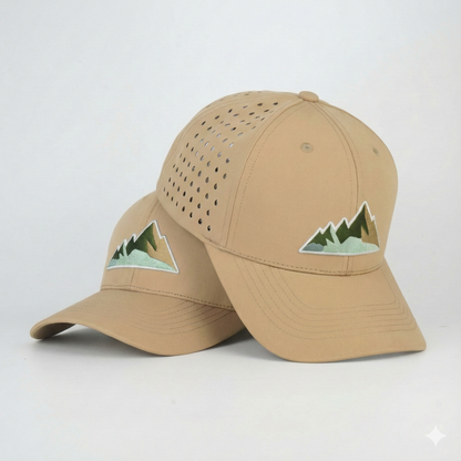 Zwei beige bawearia Outdoor-Caps im Set mit Berg-Stickerei und seitlicher Belüftung vor weißem Hintergrund.