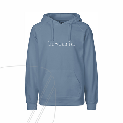 Vorderseite eines blauen Hoodies mit Kapuze, Kängurutasche und minimalistischem "bawearia"-Schriftzug mittig auf der Brust