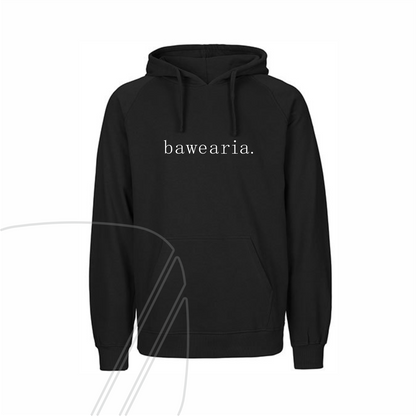 Vorderseite eines schwarzen  Hoodies mit Kapuze, Kängurutasche und minimalistischem "bawearia"-Schriftzug mittig auf der Brust